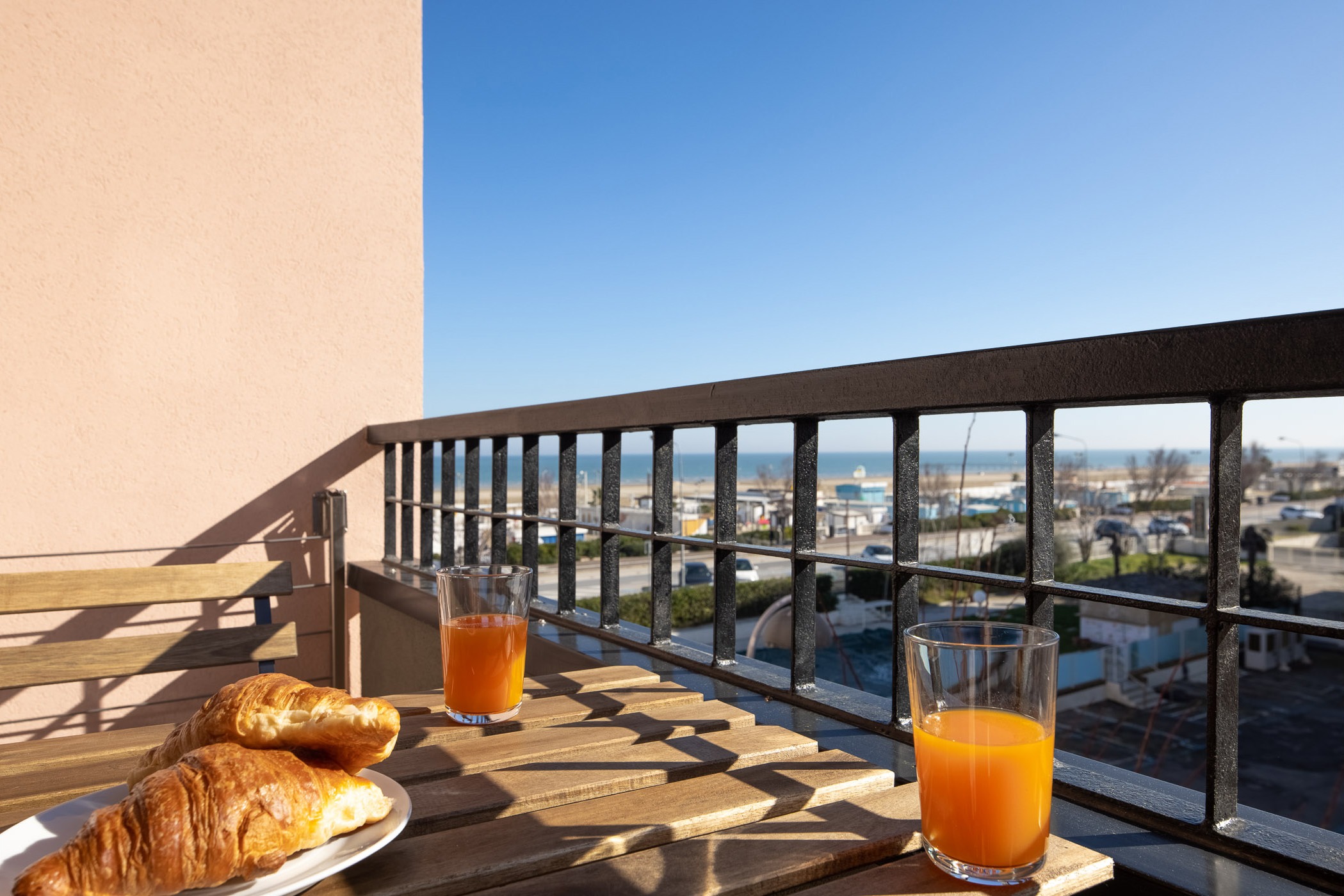 Colazione sul balcone con vista mare